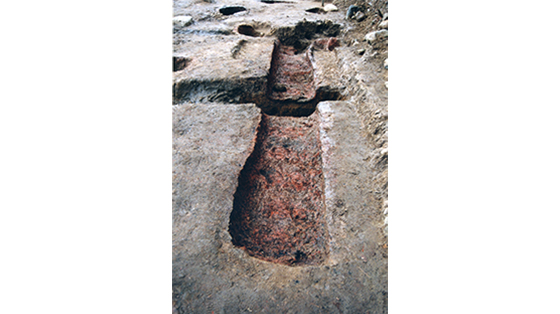 佐渡奉行所跡で発掘された焼金炉で、鉱山絵巻の炉と一致する