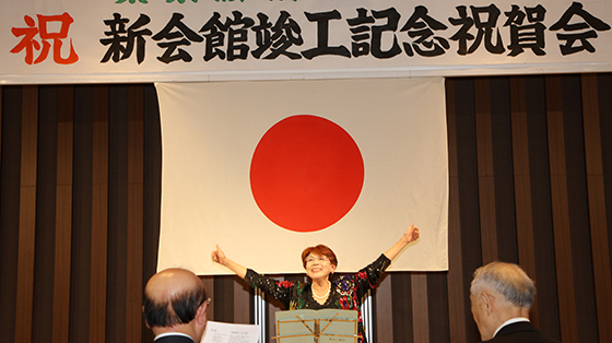 県民歌合唱を指揮する宮田タマ恵さん